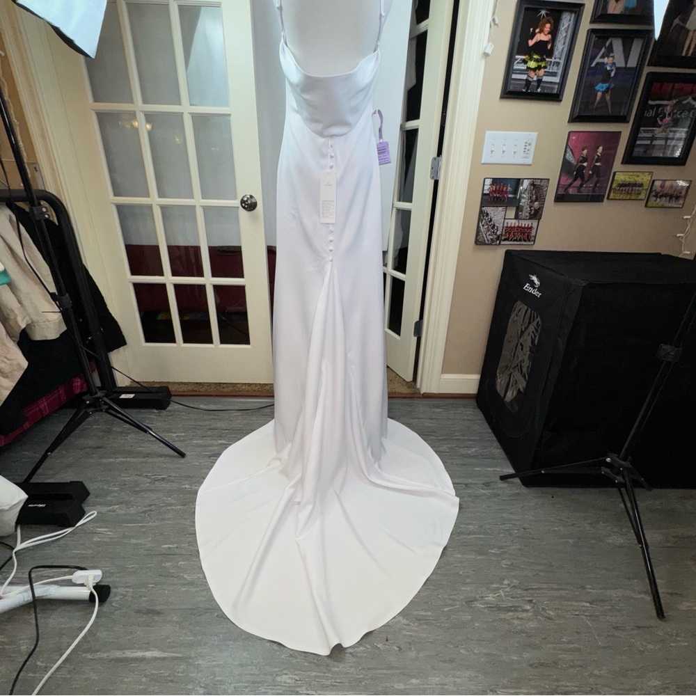 Elegant White V-Neck Mermaid Wedding Dress - Picture 9 of 16